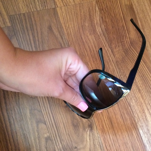 Sunglasses - Picture 3 of 4