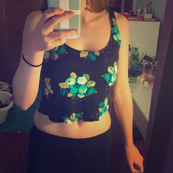🌞 PACSUN 🌞 black floral crop top!
