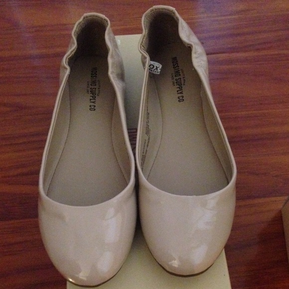 Nude flats BRAND NEW NEVER WORN