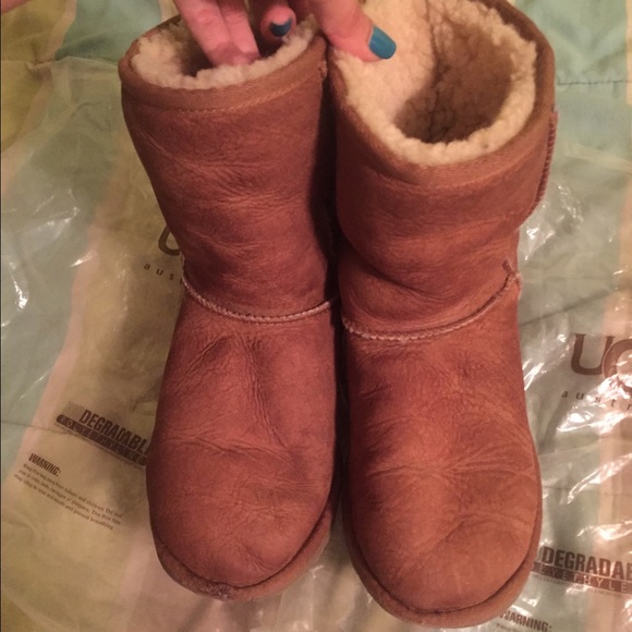 TAN SHORT BOOT UGGS!