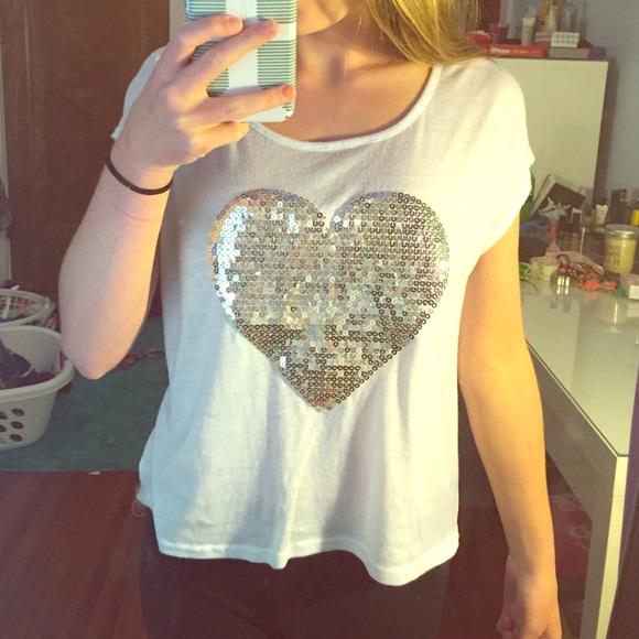 White flowy top with sequined heart - Picture 1 of 4