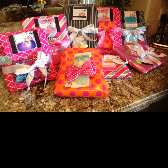 Meet Your Posher Colleen - Picture 3 of 4