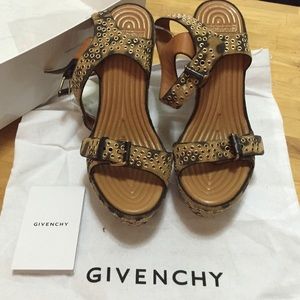 Givenchy Grommet platform nappa beige sandals
