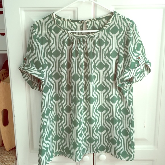 Short sleeve green/white printed blouse.