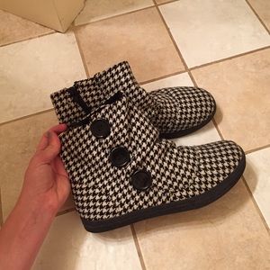 Black and white houndstooth ankle boots!