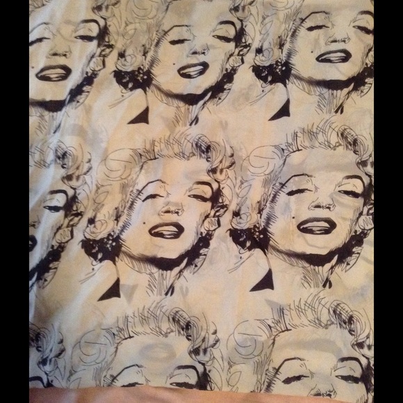 62" Marilyn Monroe scarf in gray