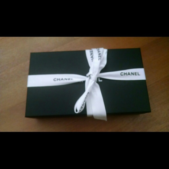 Authentic CHANEL Camellia Wallet - Picture 4 of 4