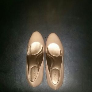 Nude stylish pumps