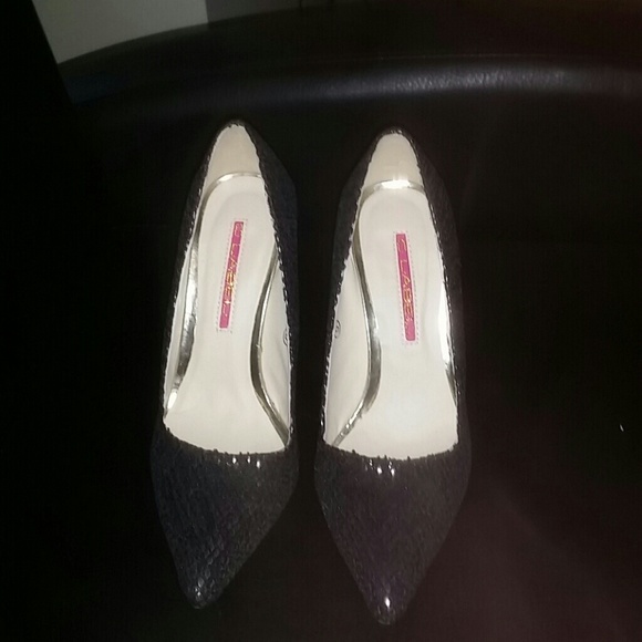 Black pumps