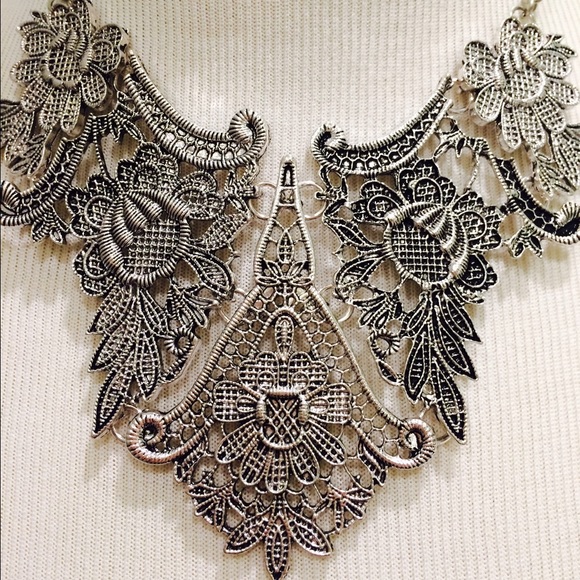 Vintage looking Statement Necklace - Picture 2 of 4