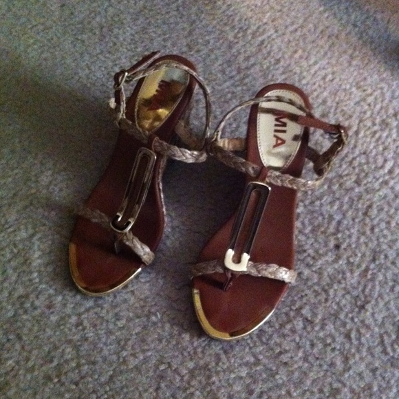 Brand new tan and gold edge heels