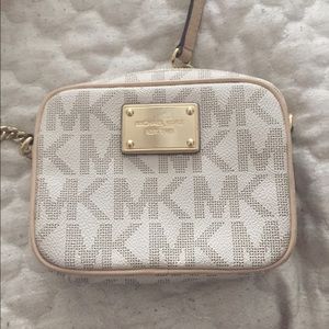 Michael Kors Jet Set Logo Crossbody in Vanilla!