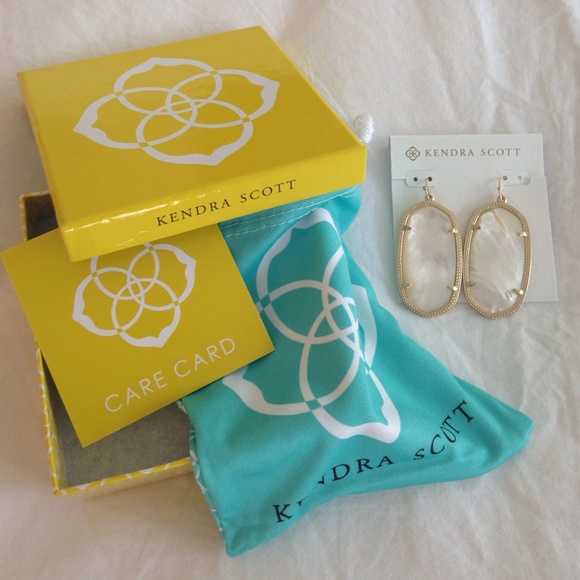 Kendra Scott Jewelry - Kendra Scott "Danielle" earrings in Ivory Pearl