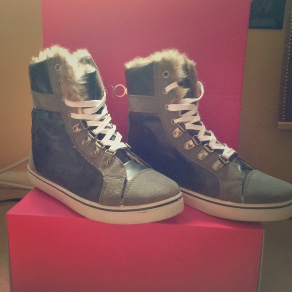 Shoedazle fur boots