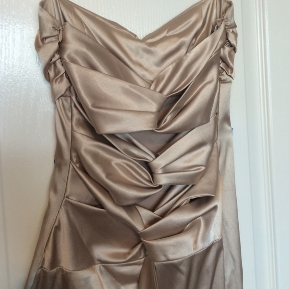 Beautiful gold evening gown - Picture 3 of 4