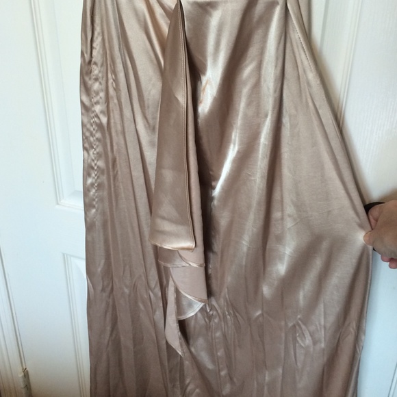 Beautiful gold evening gown - Picture 4 of 4