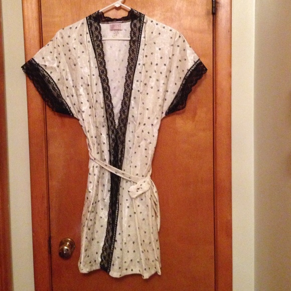 Shiny Cream & Black Floral w/Black Lace Robe M