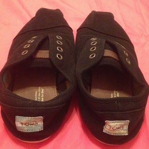 Black TOMS