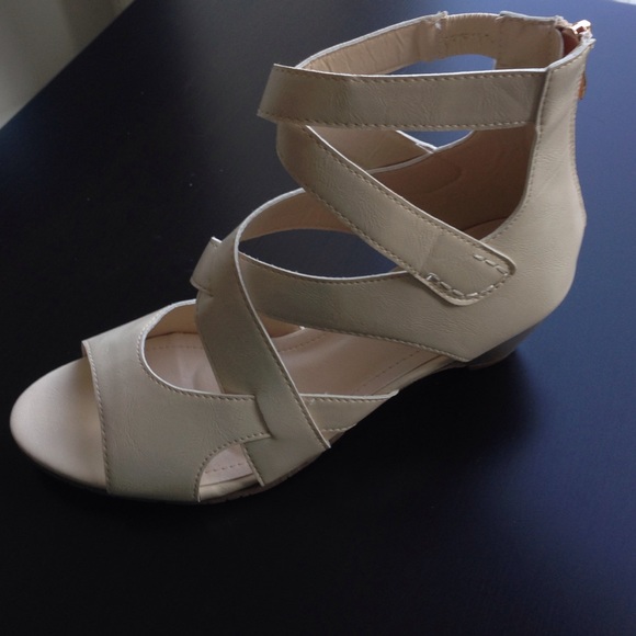 NY VIP Criss-Cross Sandals - Picture 2 of 4