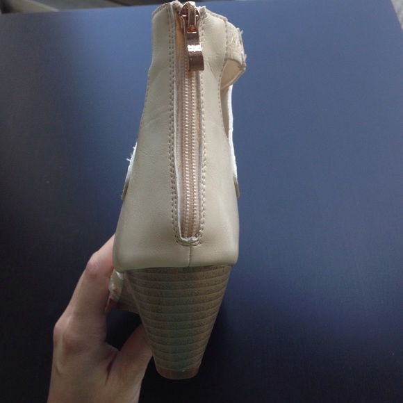 NY VIP Criss-Cross Sandals - Picture 3 of 4