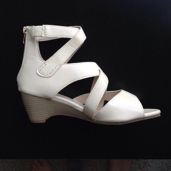 NY VIP Criss-Cross Sandals - Picture 4 of 4