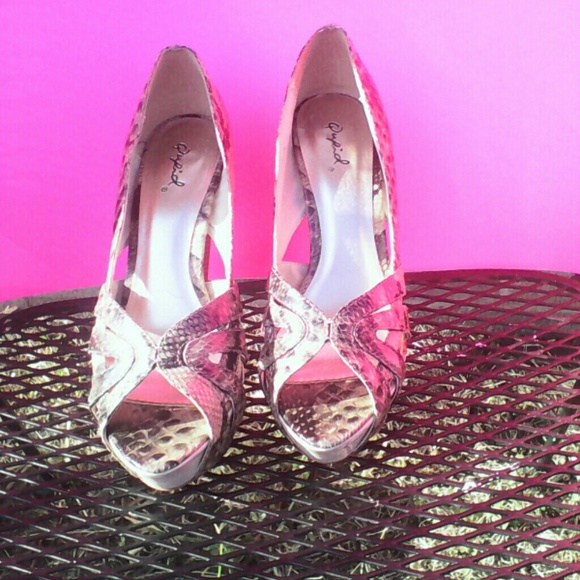 Qupid Heels - Picture 1 of 3