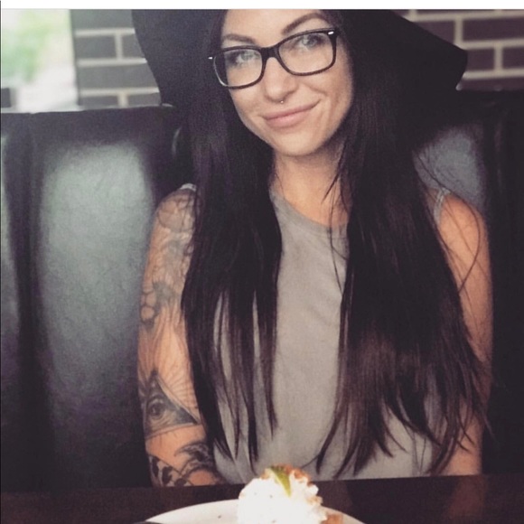 Meet your Posher, Amanda - Picture 2 of 3