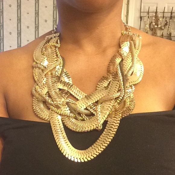GOLD STATEMENT NECKLACE