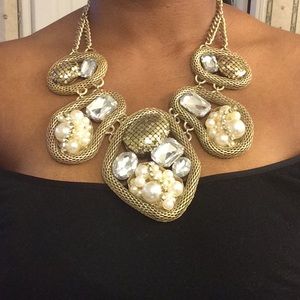 NEVER WORN STATEMENT NECKLACE!