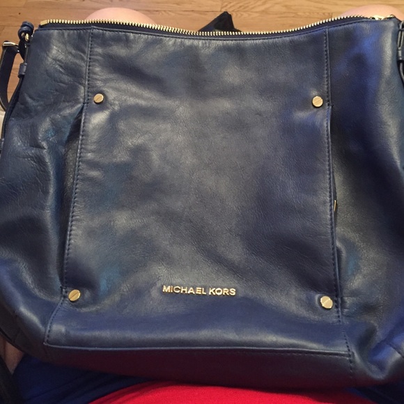 A navy blue satchel! Beautiful for school