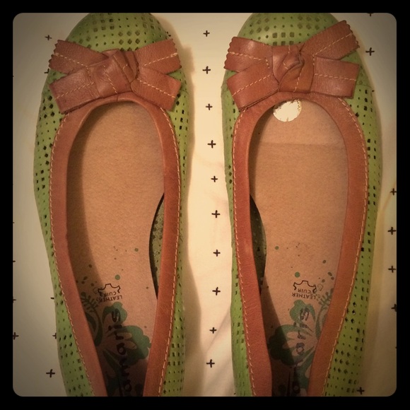 Tamaris (German brand) perforated leather flats