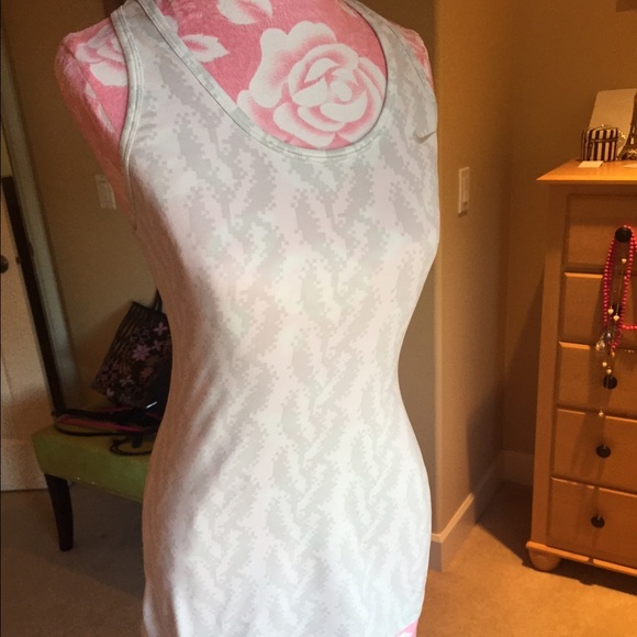 Women's Nike Dri-Fit Patterned Work out Top - Picture 2 of 3