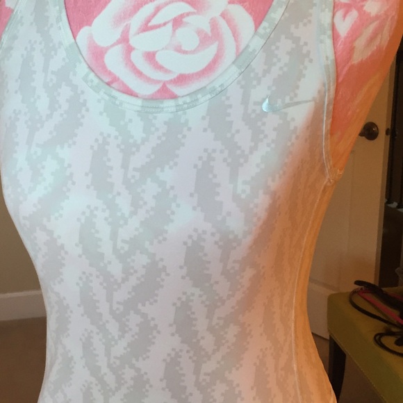 Women's Nike Dri-Fit Patterned Work out Top - Picture 3 of 3