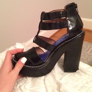 UNWORN JEFFREY CAMPBELL HEELS. BLACK AND STRAPPY👠