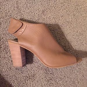 Steve Madden nude color, leather peep toe heels