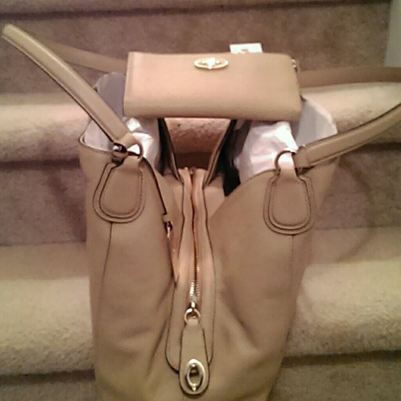 **** SOLD****COACH EDIE SHOULDER BAG AND WALLET - Picture 3 of 4
