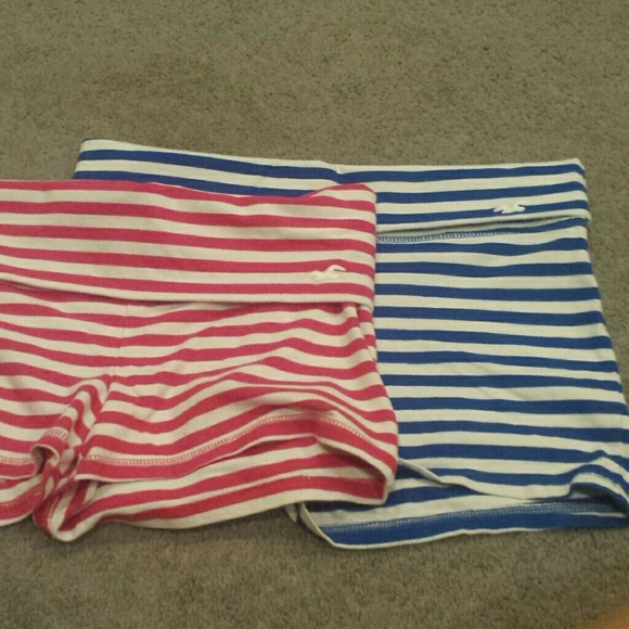 2 pairs of stripped yoga shorts