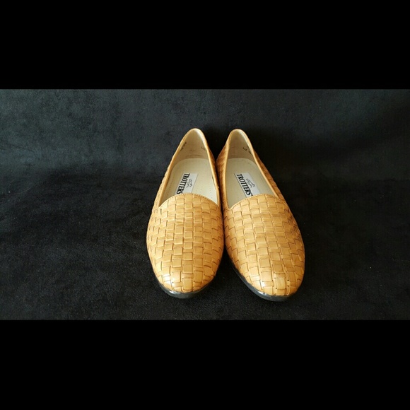 NWOUT/T TROTTERS TAN LOAFERS LEATER 6 1/2 M