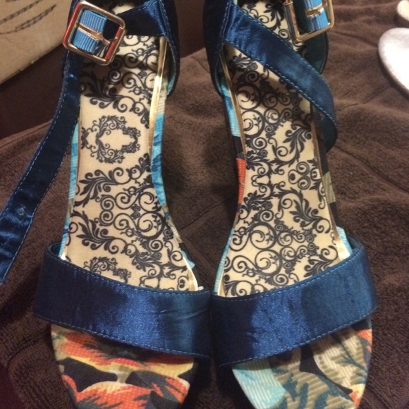 Floral print wedge - Picture 2 of 3