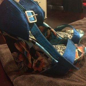 Floral print wedge