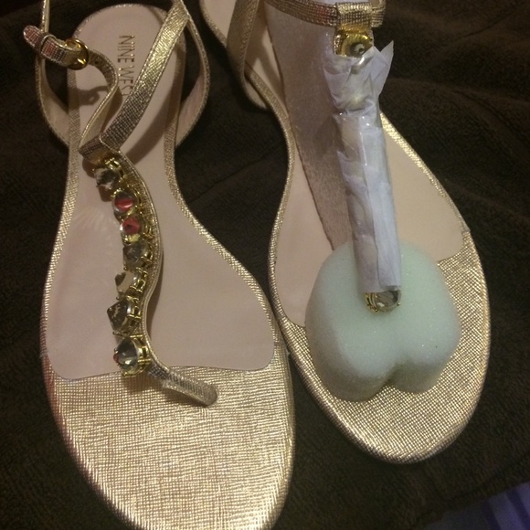 Gold Nine West fashion sandal - Picture 1 of 3