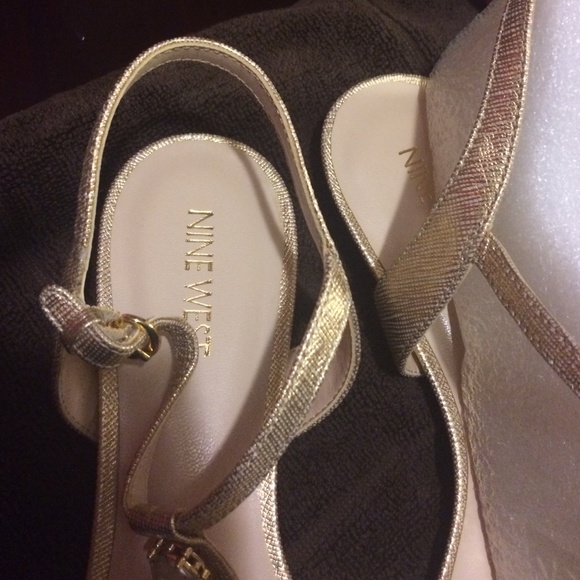 Gold Nine West fashion sandal - Picture 2 of 3
