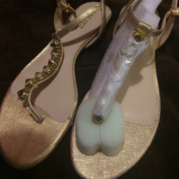 Gold Nine West fashion sandal - Picture 3 of 3