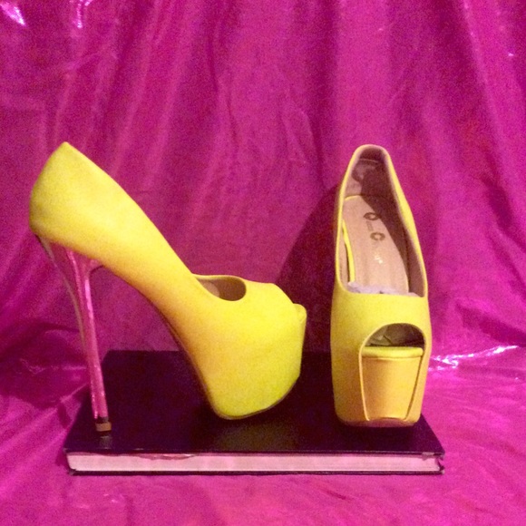 BRAND NEW Yellow peep toe pumps 🚨🚨💌💌🚑🚑