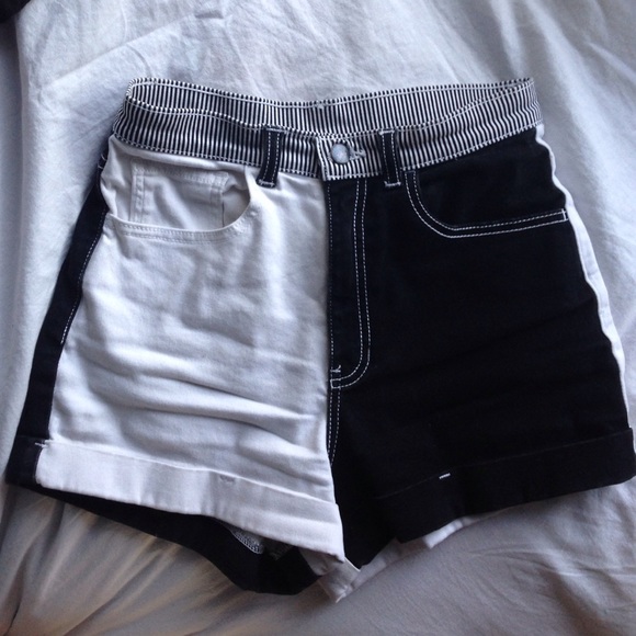 Color Block Stretch Denim
High-Waist Cuff Short