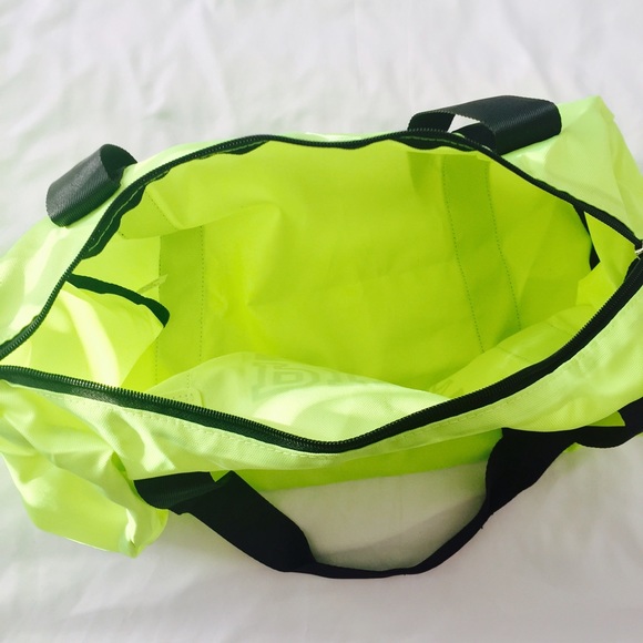 💥 SOLD 💥 VS Pink neon duffle bag - Picture 2 of 3