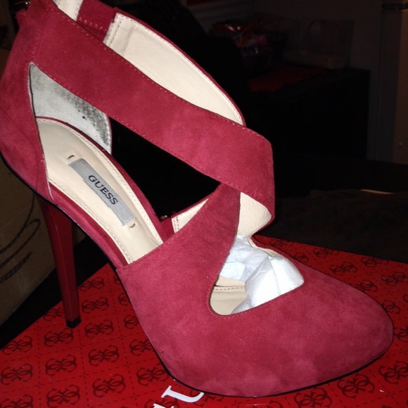 Guess red suede shoe - Picture 2 of 3