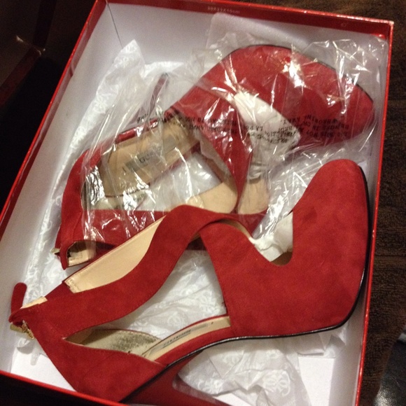 Guess red suede shoe - Picture 3 of 3