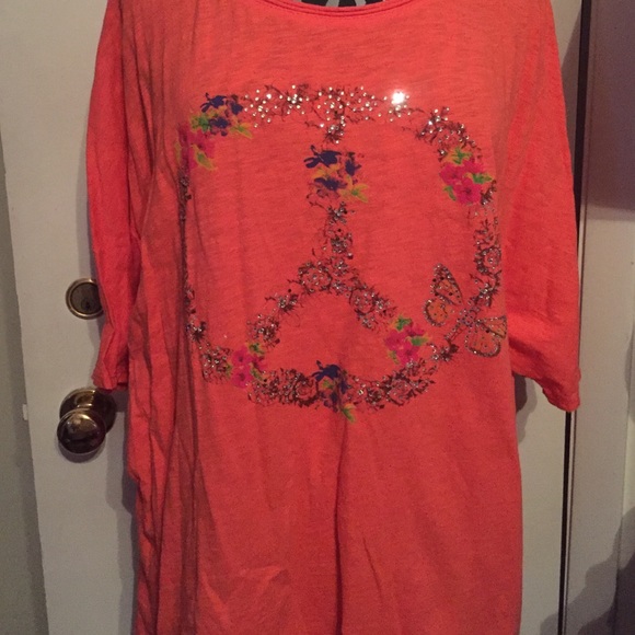 ❣️Sale❣️Coral  tee with peace sign