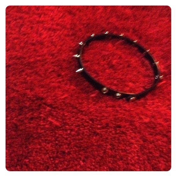 Spiked choker black with sliver spikes